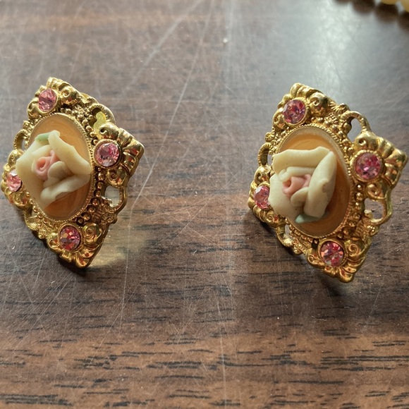 1928 Beautiful Vintage porcelain Rose pierced earrings. - Picture 3 of 4
